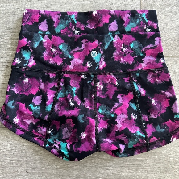 Lululemon shorts size 4 - Picture 3 of 3